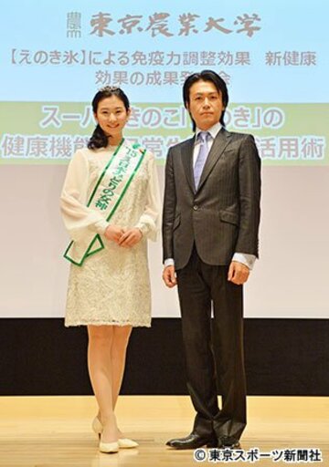 ミス日本みどりの女神・佐野加奈（左）と城咲仁
