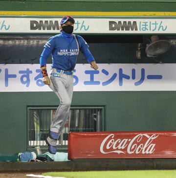  完全に空中を歩いているようにしか見えない新庄監督（東スポWeb）
