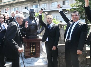巨大ブロンズ像の除幕式にも出席した小川直也氏(右)