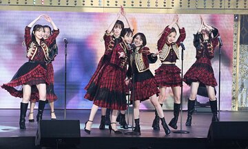 「ヘビーローテーション」で前田敦子(中央左)と掛け合う大島優子
