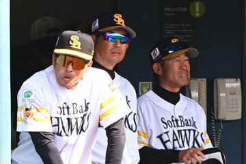 ロッテとの練習試合で、ベンチから目を光らせたソフトバンク・小久保監督(中)