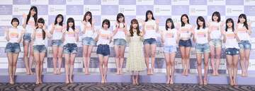  ベスト１６進出者と記念撮影する中川翔子（東スポWeb）