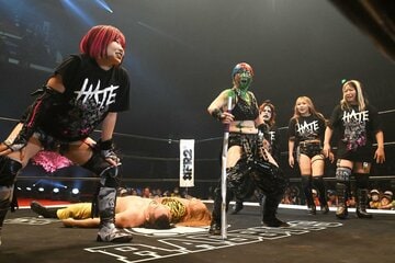 イケメン＆アニキ(後方)を成敗し、H.A.T.E.の面々と勝ち誇るシン・刀羅ナツコ(中)