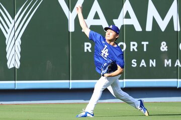 キャッチボールをする山本由伸