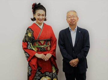  加藤龍幸市長（右）と市川由紀乃