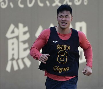 練習する姿もド迫力の阪神・佐藤輝