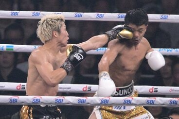 右目付近にパンチを食らう中谷