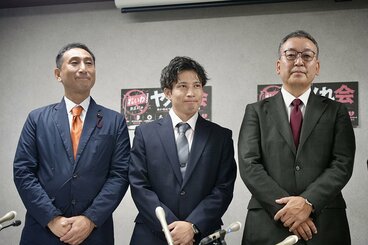 「ヤメれ会」の会見。左から堀切稔仁渋谷区議、山本太郎氏の私設秘書だった渡辺勇磨氏、多ケ谷亮元衆院議員