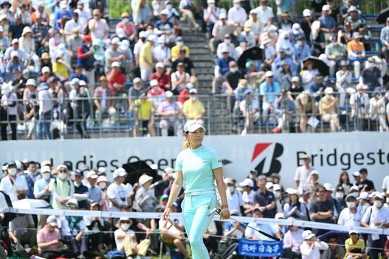 大勢のギャラリーに囲まれた渋野日向子