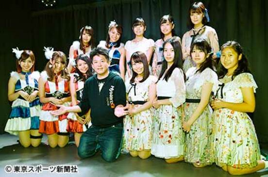 自身がプロデュースするアイドルグループをお披露目した堀江貴文氏(中央)