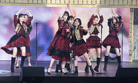 「ヘビーローテーション」で前田敦子(中央左)と掛け合う大島優子
