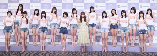  ベスト１６進出者と記念撮影する中川翔子（東スポWeb）