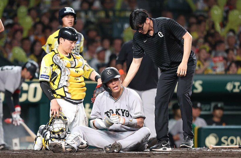 ２５日の阪神戦で２度目の死球を受けた大城卓三