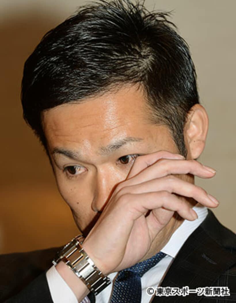 目頭を押さえる森福