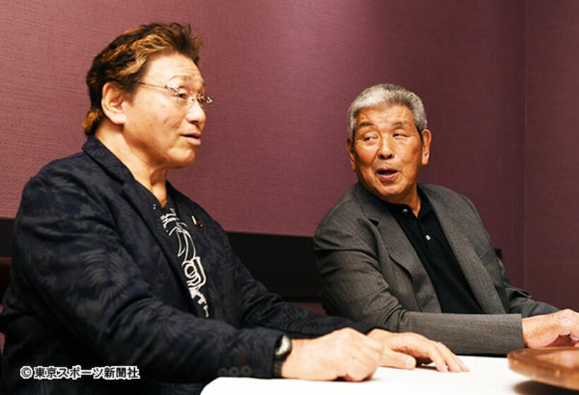  天龍（左）と坂口氏は対談中、終始笑顔だった