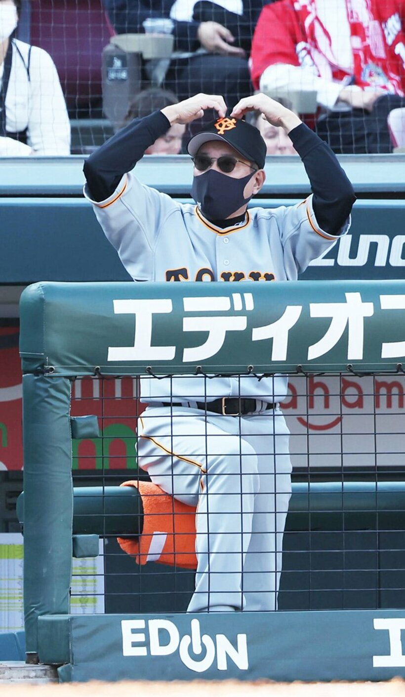  頭を抱える？巨人・原監督（東スポWeb）