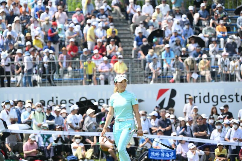 大勢のギャラリーに囲まれた渋野日向子