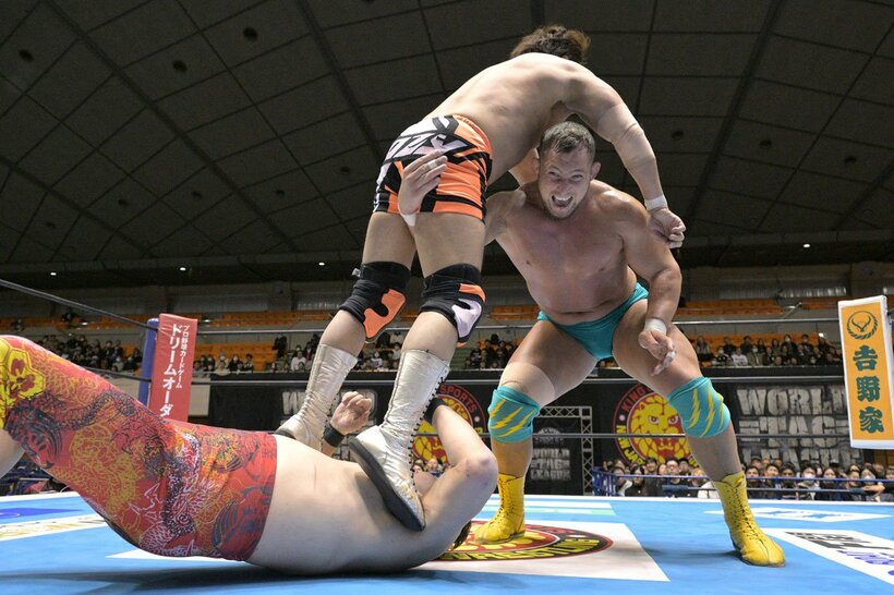 ベテラン・小島聡(中)を合体技で攻めたてる矢野通(下)とボルチン・オレッグ