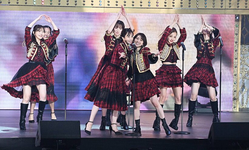 「ヘビーローテーション」で前田敦子(中央左)と掛け合う大島優子