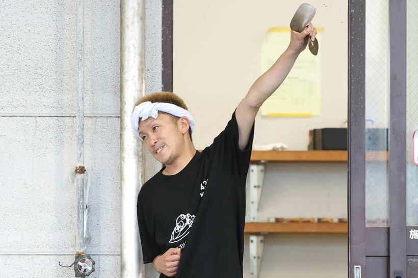 ペラを掲げる西山貴浩