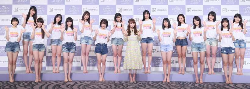  ベスト１６進出者と記念撮影する中川翔子（東スポWeb）