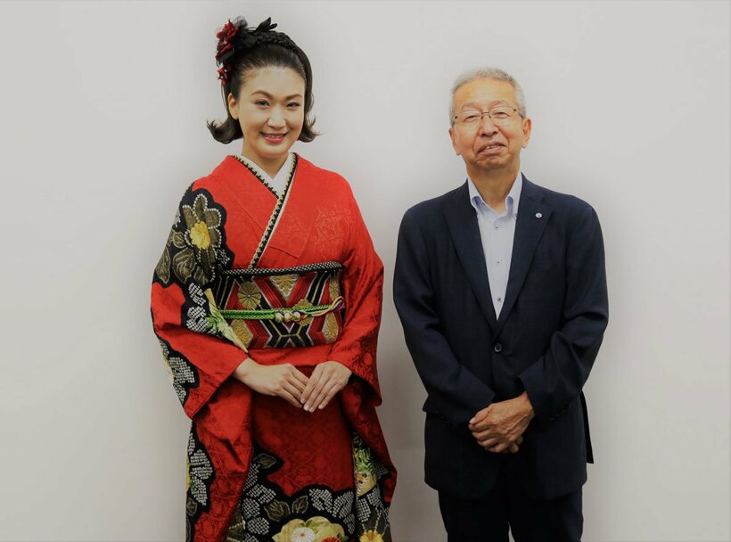  加藤龍幸市長（右）と市川由紀乃