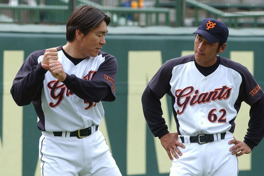 松井秀喜氏に打撃のアドバイスを受ける現役時代の原俊介監督(2002年)