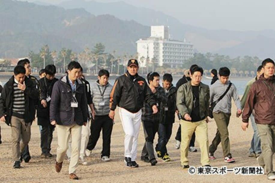 大勢の報道陣を引き連れて青島神社に向かう原監督
