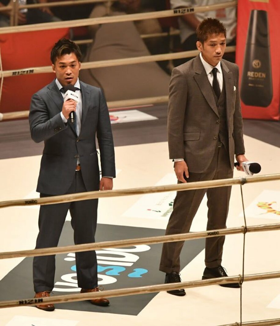  大阪大会のリング上で対面した太田(左)と所