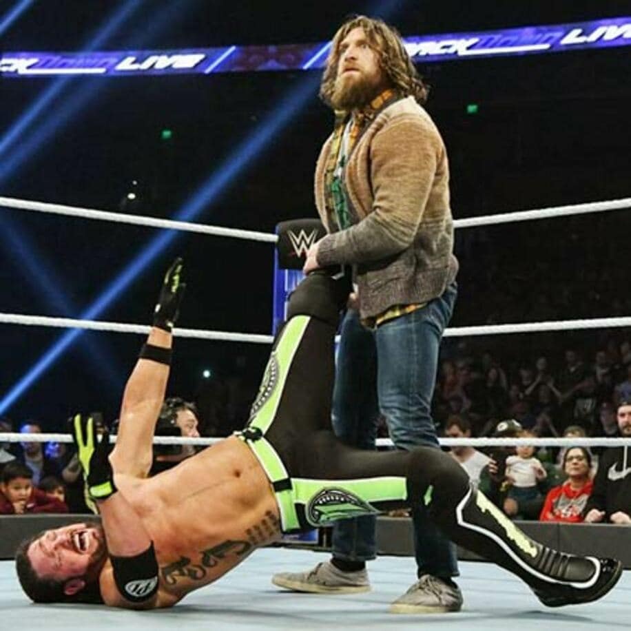  ブライアン（右）は試合後もＡＪの左脚を痛めつけた（C）2018　WWE,　Inc.　All　Rights　Reserved.
