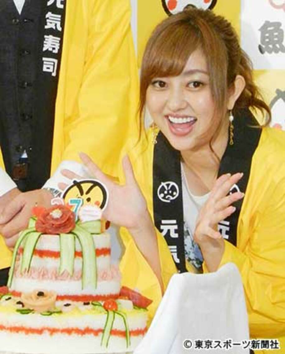  すしケーキで祝福された菊地亜美