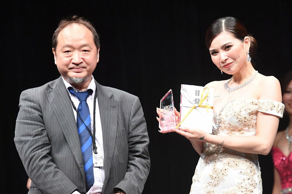 東スポ賞を受賞した渡邊さん(右)と平鍋東京スポーツ新聞社社長