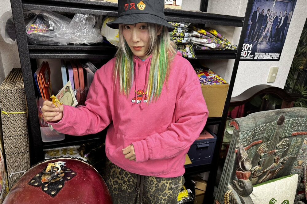 小さな恐竜のフィギュアを手にしたウナギ・サヤカ