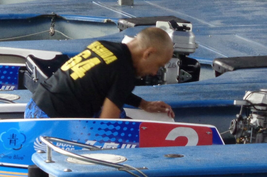 年齢と同じ「64」Tシャツで整備する西田靖