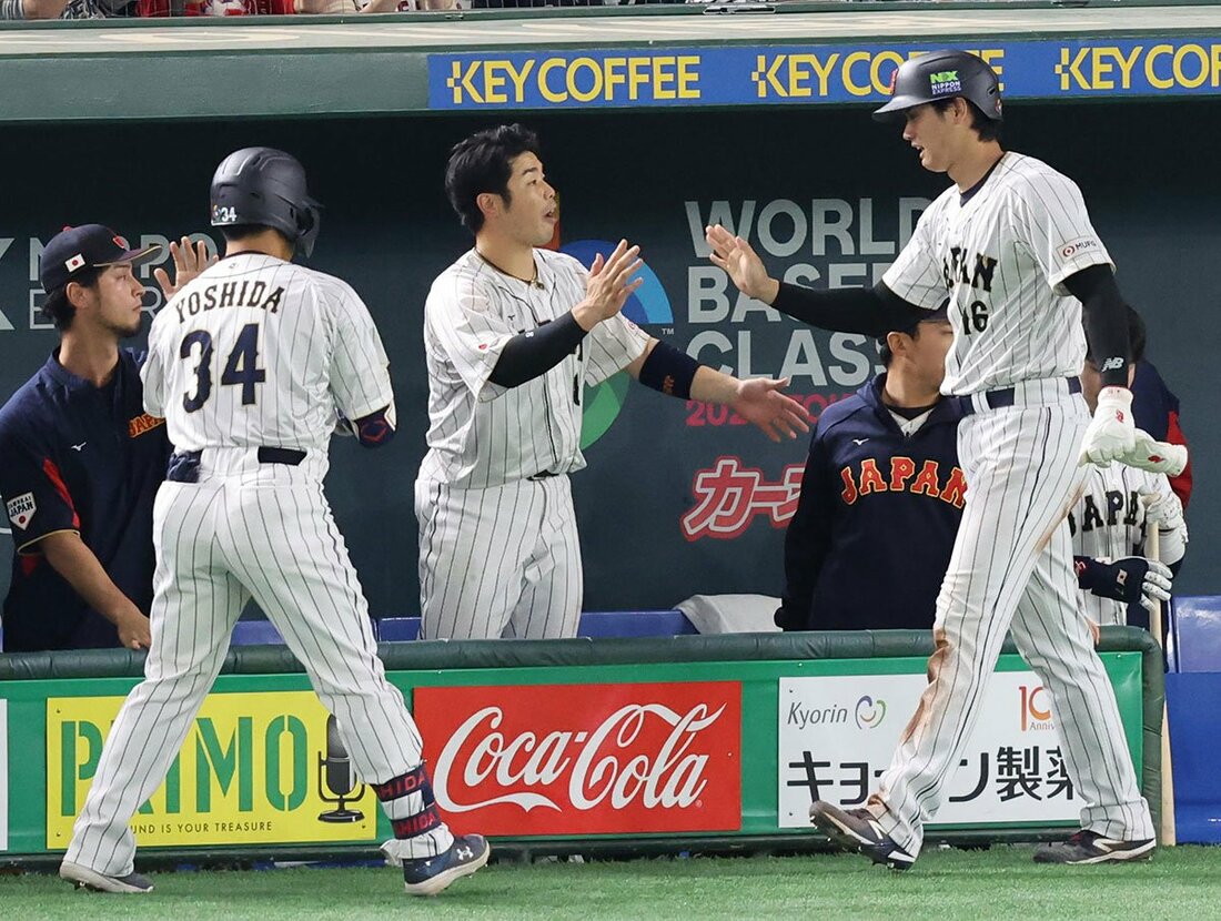 前回のWBCで、タッチをかわす近藤健介(中)と大谷翔平（2023年）