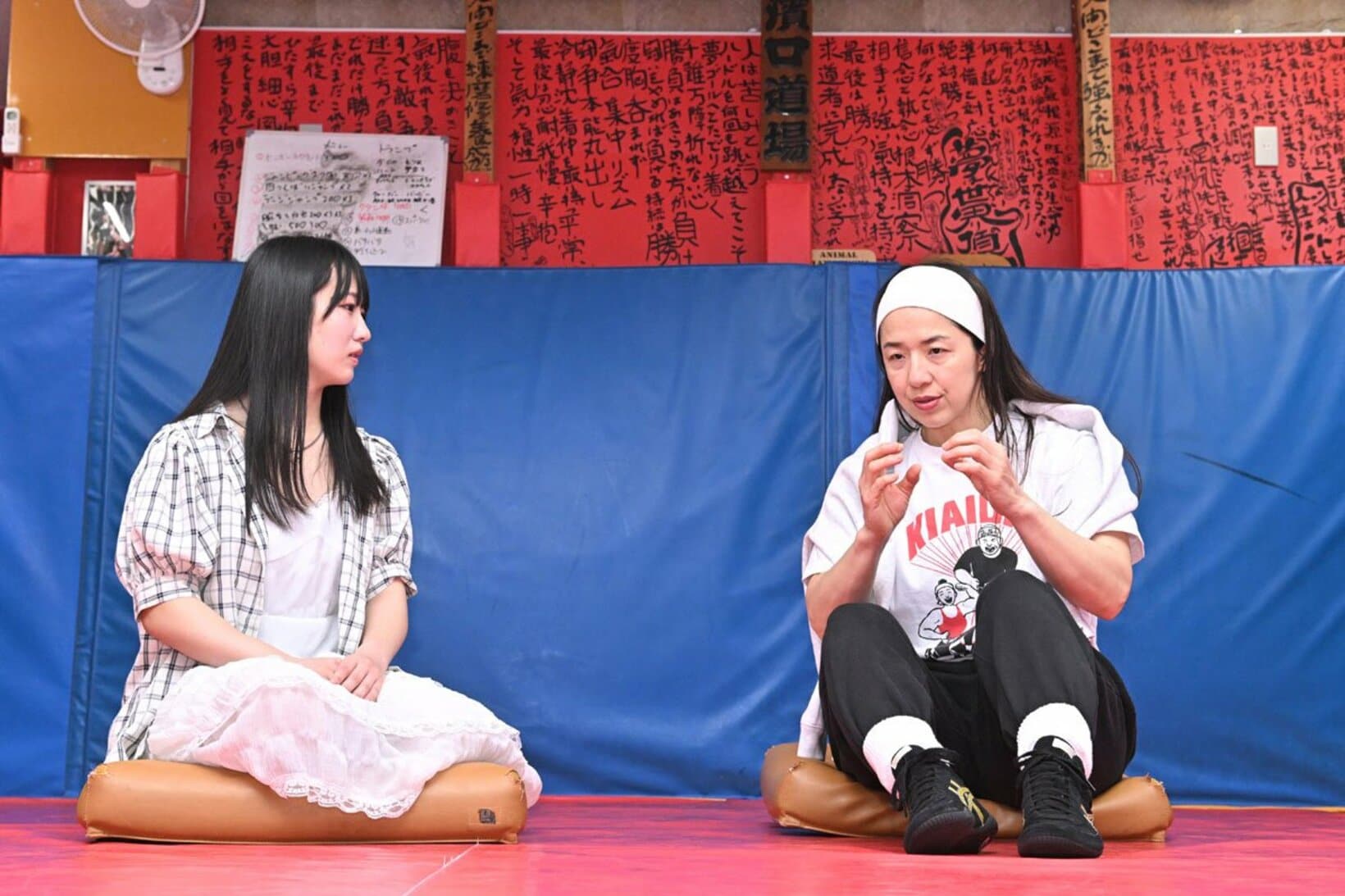 玖麗さやか（左）に勝負前の心得を説く浜口京子