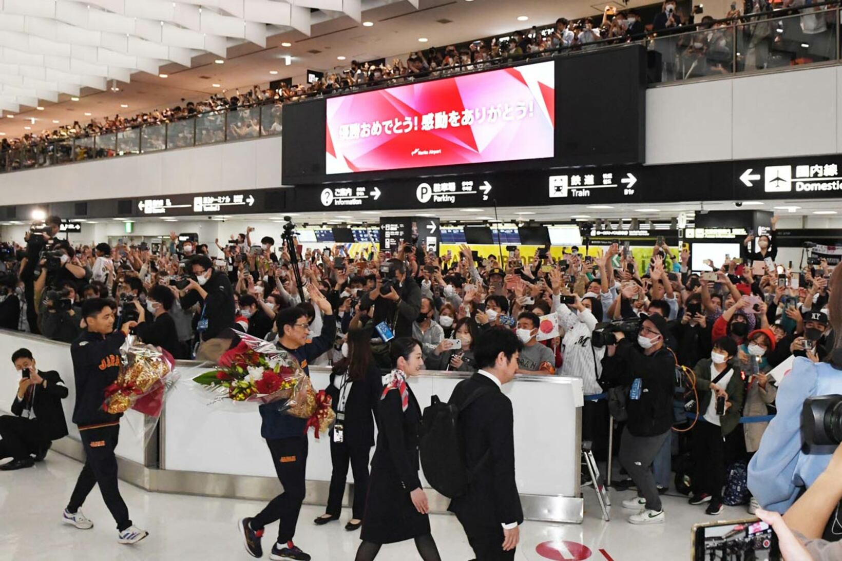 成田空港には大勢のファンが集まった