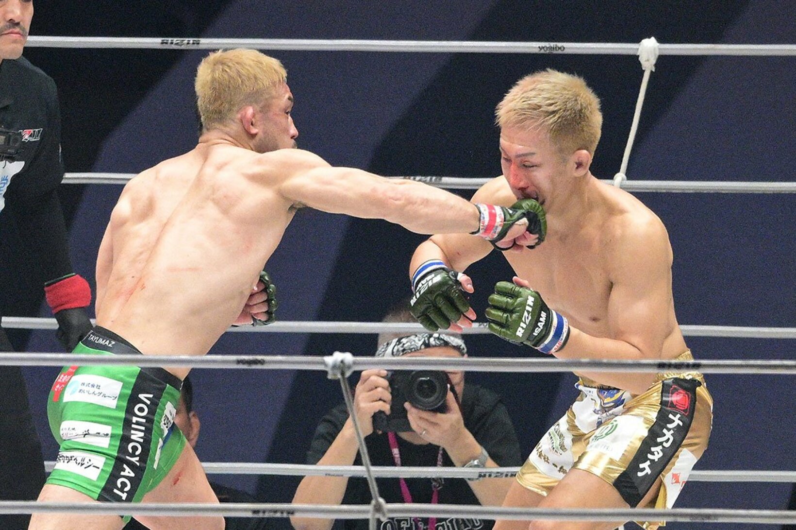 元谷友貴(右)の顔面を捉えた扇久保博正の「右」