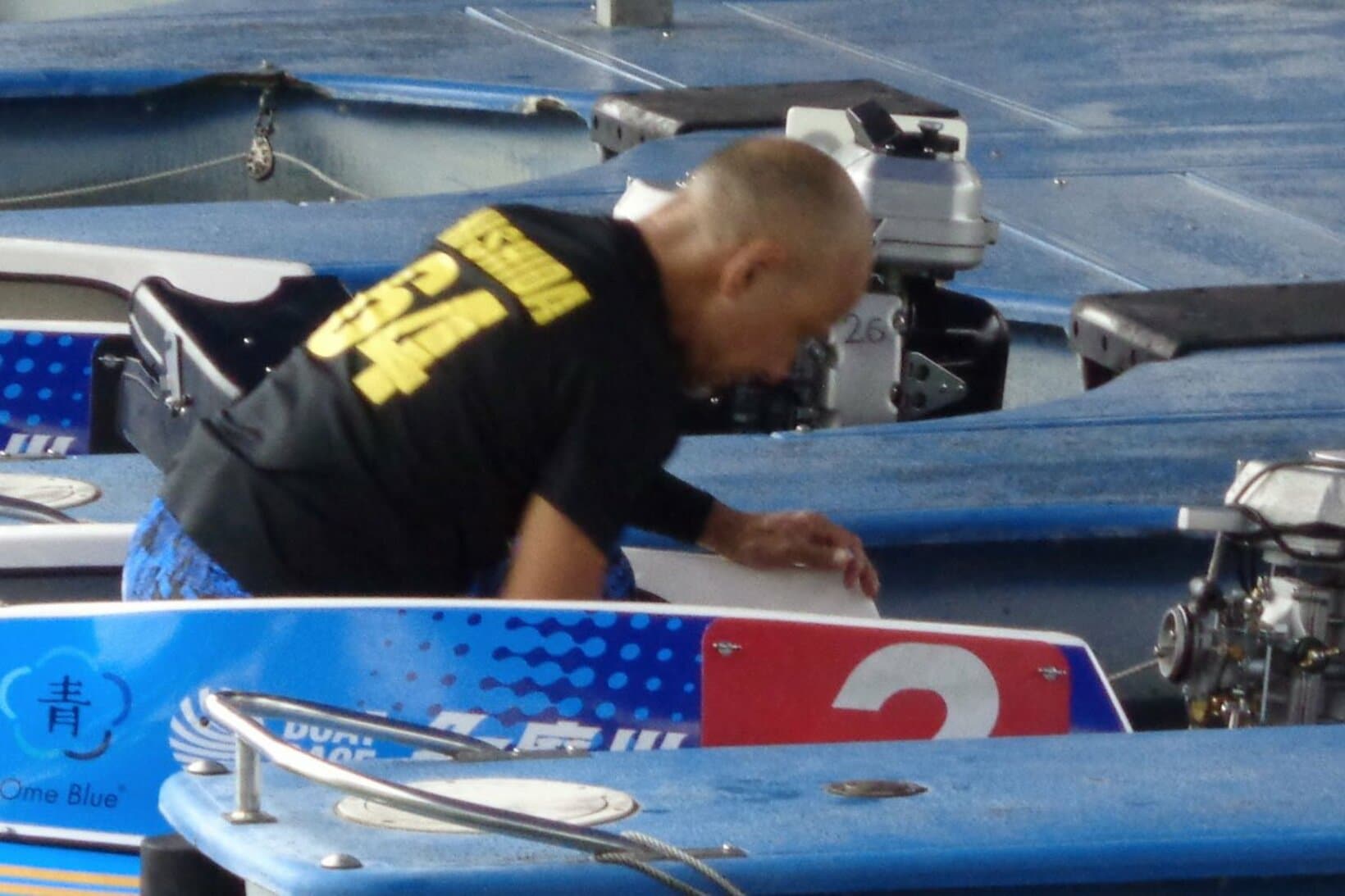 年齢と同じ「64」Ｔシャツで整備する西田靖