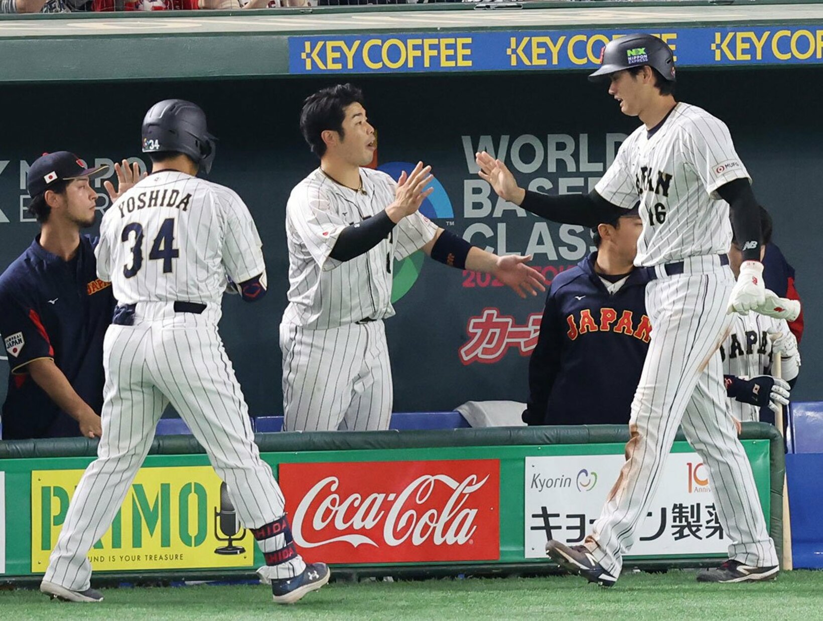 前回のWBCで、タッチをかわす近藤健介(中)と大谷翔平（2023年）
