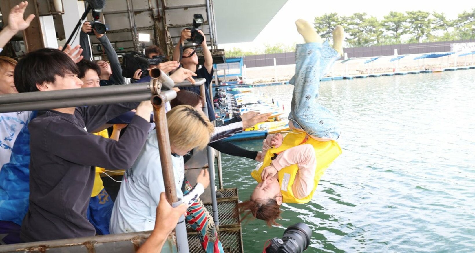 水神祭で水面に投げられる高憧四季