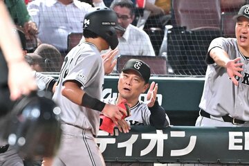 ５回、生還した知念（左）を迎える橋上監督代行