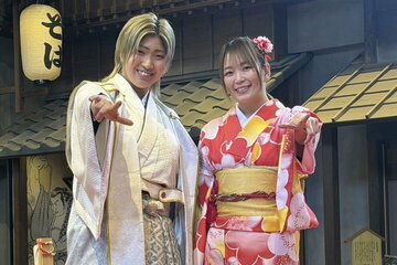 イベントに晴れ着姿で登場したSareee(右)と彩羽匠