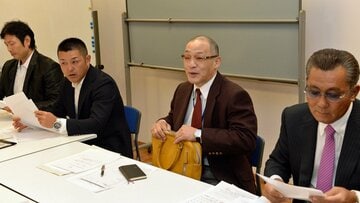  スタッフ会議に臨む（左から）佐伯二軍監督、谷繁監督、落合ＧＭ、森ヘッド