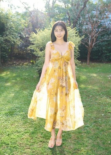 屋外で開放的な鈴木優香（カレンダーより）