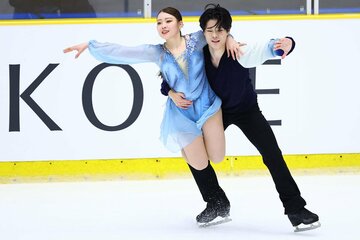 リフトで紀平梨花(左)を抱える西山真瑚