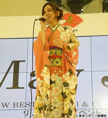 振袖姿で熱唱するＭａｙ　Ｊ．