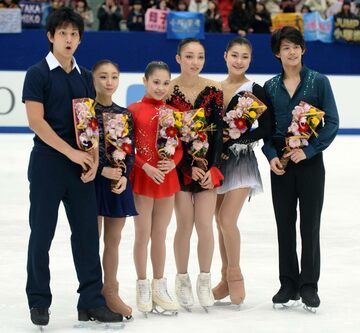 ペアを組んでいた２０１４年の木原龍一（左）と高橋成美（左から２人目）