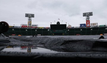 甲子園のグラウンドには水たまりが…