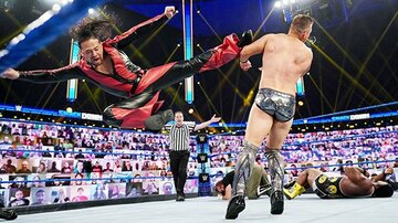  鋭い蹴りを放つ中邑 (C)2021 WWE, Inc. All Rights Reserved.